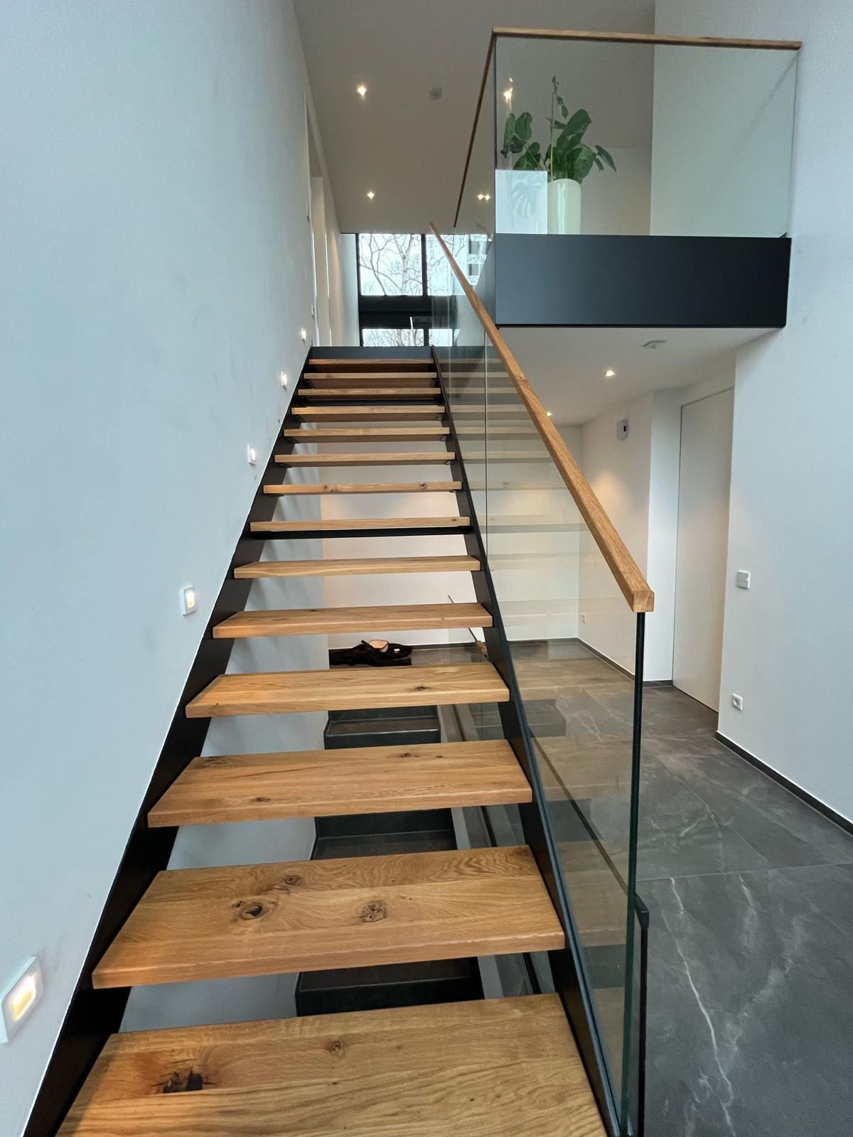 Stahltreppe innen mit Eichenstufen und Glasgeländer – gerade Stahlwangentreppe in modernem Wohnhaus